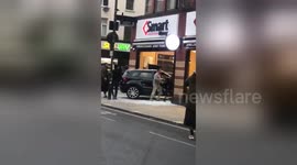 Attempted jewelry heist in London THWARTED by residents who pummel alleged thief