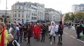 Hundreds take part in Halloween skate in London