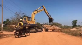 The excavator driver moving the excavator on the trolley without using the crane