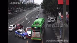 四川德阳  奔驰小车司机猛踩油门撞护栏  环卫工奔跑躲过一劫