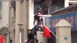 Chinese officers form human ladder to rescue old woman trapped in burning flat