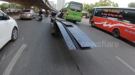 Ways to transport strange and crazy goods on motorcycles and tricycles in Vietnam