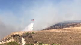 Helicopter attacks Easy Fire burning over 900 acres of Los Angeles County