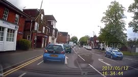 Drivers pulls out of junction without looking