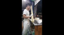 'Kung fu noodle maker' shows off amazing skills at restaurant in Vietnam