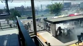 Gases lacrimógenos en la entrada de un Instituto