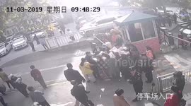 Passersby help paramedics tend to woman giving birth outside hospital gates in China