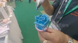 Confectioner sculpts icing flowers in weirdly satisfying clip