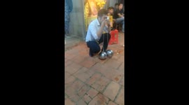 Vietnamese performer is able to lift pair of 4kg iron balls with his EYELIDS