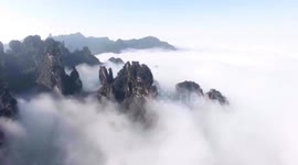 张家界武陵源:山峦起伏云雾飘渺 斑斓秋色美如画