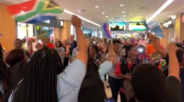 Capetonians wait for the arrival of victorious Springboks