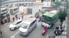Scooter rider attacks bus driver with knife after he honks horn at him