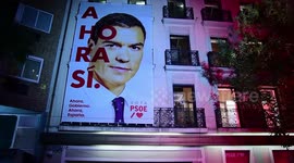 Vox members break into the celebration of Pedro Sanchez of the Psoe Party