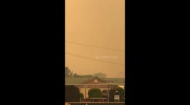 Bushfires turn sky orange in New South Wales coastal town of Old Bar