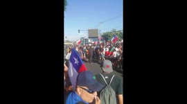 Batman deja pasar a ambulancia en la marcha. El super heroe de la gente