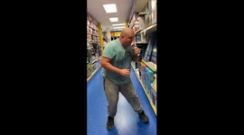 'Can’t take my partner anywhere!' UK man embarrasses wife with Spice Girls karaoke during Xmas shopping