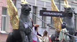 Flashmob to save famous St Petersburg Bank Bridge golden griffin statues