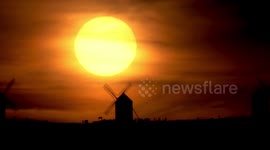 Puesta de sol en los molinos de Consuegra