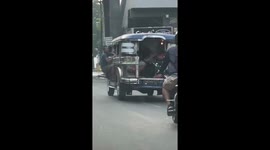 Intense brawl sees man cling to outside of minibus and punch passenger in the Philippines