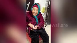 84-year-old daughter smiles after 107-year-old mother hands candy to her in China