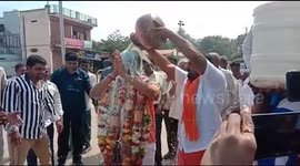 Bizarre ritual sees supporters bath Indian politician in 101 litres of milk
