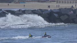 Risk between the waves. Mouth of the Urumea river in Donosti