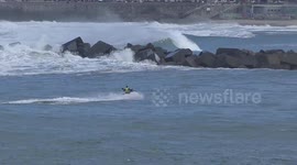 Risk between the waves. - Riesgo entre las olas