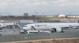 Passengers seen disembarking at LAX after plane makes emergency landing due to engine failures
