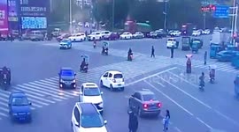 Runaway yak sprints onto busy road in China disrupting traffic