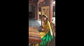 The woman performed Vietnamese traditional instruments made of bamboo and wood