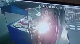Alert policeman risks life to put out burning gas cylinder in central India