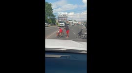 Kind-hearted motorcyclist helps old man in wheelchair cross road in Philippines