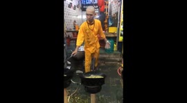 Vietnamese street chef shows off impressive food-tossing skills