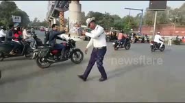 Indian traffic cop dazzles commuters with his stylish dance moves