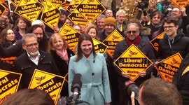 Jo Swinson greets St Albans Liberal Democrat supporters on her national tour