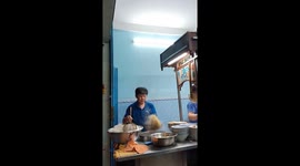 Skilled Vietnamese street chef cooks 'Jumping Noodles'