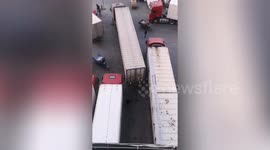 Every motorist will be in awe of the way this truck driver reverses into an insanely tight spot