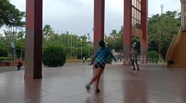 Two Vietnamese citizens hit outrageous backheel volleys with shuttlecock LIKE IT'S NOTHING