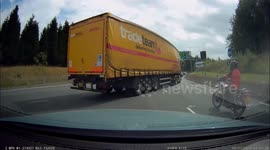 Near miss with Idiot on motorbike cutting across lanes on roundabout