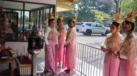 Locals worship 100-year-tree with traditional dancing in Thailand