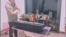 University student trains rooster to play Chinese songs on keyboard