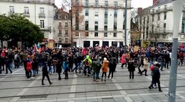 Strikes paralyse France for 13th consecutive day
