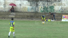 Long-distance free kick near scored when it failed to be executed by 2 striker in front of goal