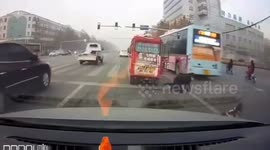Bus narrowly misses toddler that fell out of moving three-wheeler in China