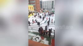 Kindergarten teachers build snow maze for children in China