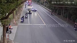 This Shanghai fruit seller thought he could avoid a fine by dragging an official along for 200m