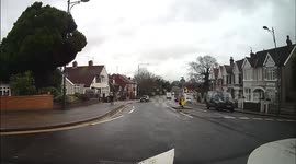 Van driver fails to give way to learner on mini roundabout then shows them 2 fingers