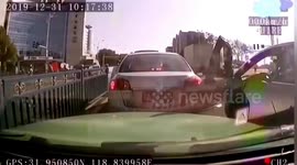 Chinese motorist forces himself into different lane by opening door in between two cars