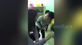 Hilarious moment Chinese toddler meets foreign teacher from US for the first time