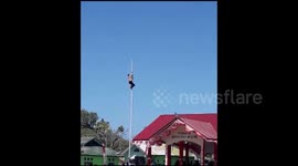 SISWA PANJAT TIANG BENDERA